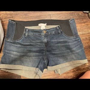 Never worn/ Womens size 12 maternity shorts